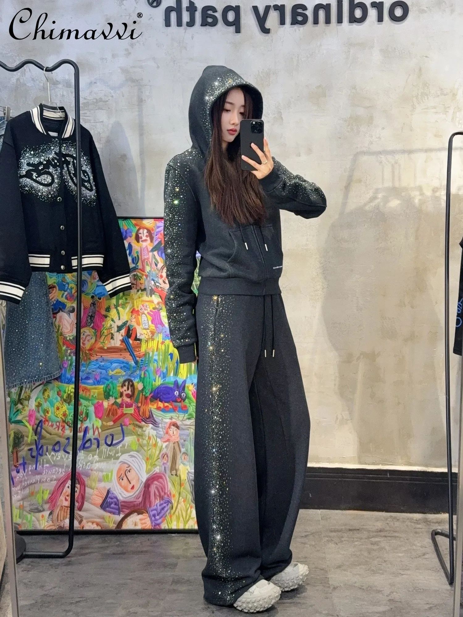 

Короткая куртка с капюшоном и толстыми стразами, флисовая толстовка на молнии, широкие брюки длиной до пола, новый весенне-осенний женский комплект