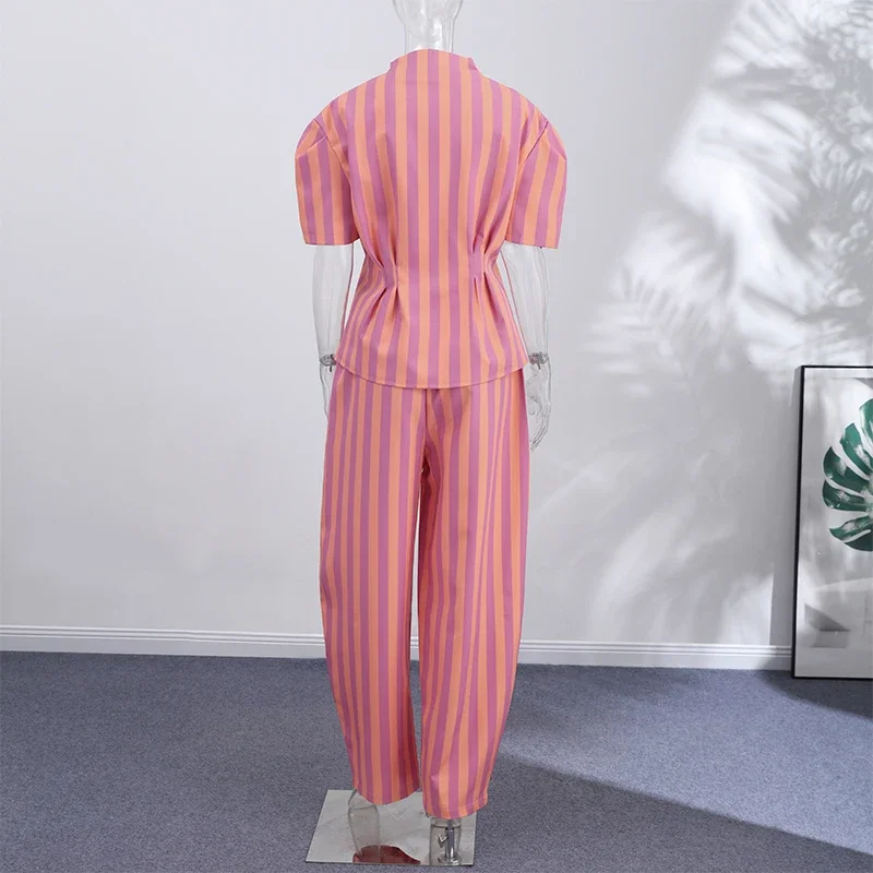 Lässiger gestreifter Hosenanzug für Damen: Locker sitzende Jacke mit V-Ausschnitt und langen Ärmeln, hochtaillierte gerade Hose – Sommer-Set 2026 für Damen – Detail 3