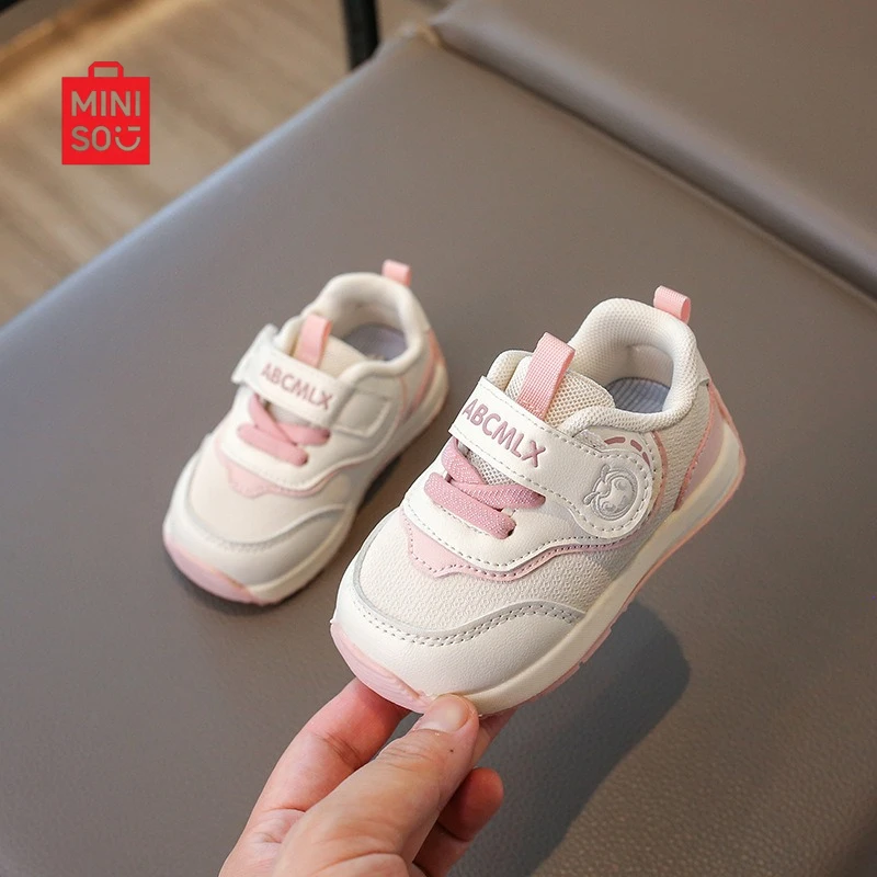 أحذية رياضية للأطفال من Miniso 2025 من عمر 0 إلى 3 سنوات، نعل ناعم من الجلد غير قابل للانزلاق أحذية كاجوال للجنسين للرضع والأطفال الصغار #1