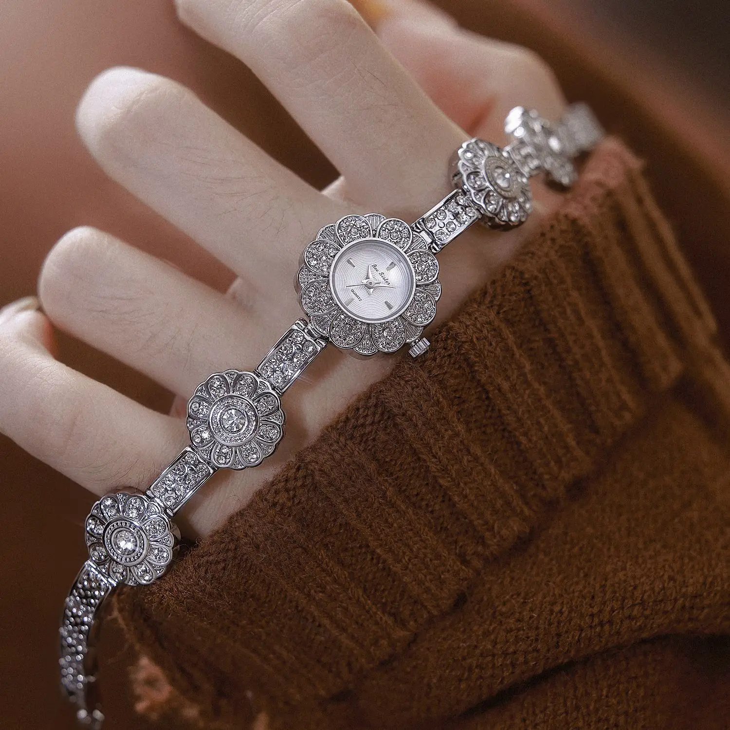 

Уникальный дизайн, великолепный цветочный браслет, роскошные стразы, кварцевые водонепроницаемые часы в стиле ретро для женских ювелирных часов