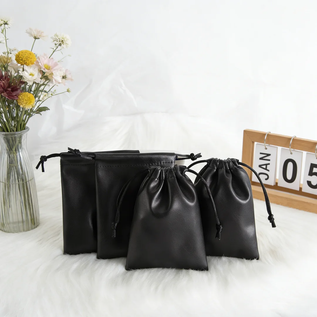 

Набор из 10 пакетов-мешочков из высококачественной искусственной кожи на шнурке для ювелирных изделий: колец, серег, ожерелий, браслетов, подвесок. Идеальная упаковка для драгоценных украшений.