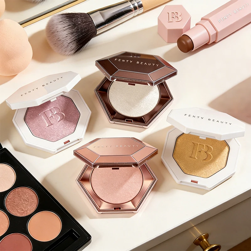 Fenty Beauty - Iluminador en Polvo Perlado, Polvo Iluminador para Mejillas, Paleta de Contorno, Sombra Facial, Maquillaje Natural Diario