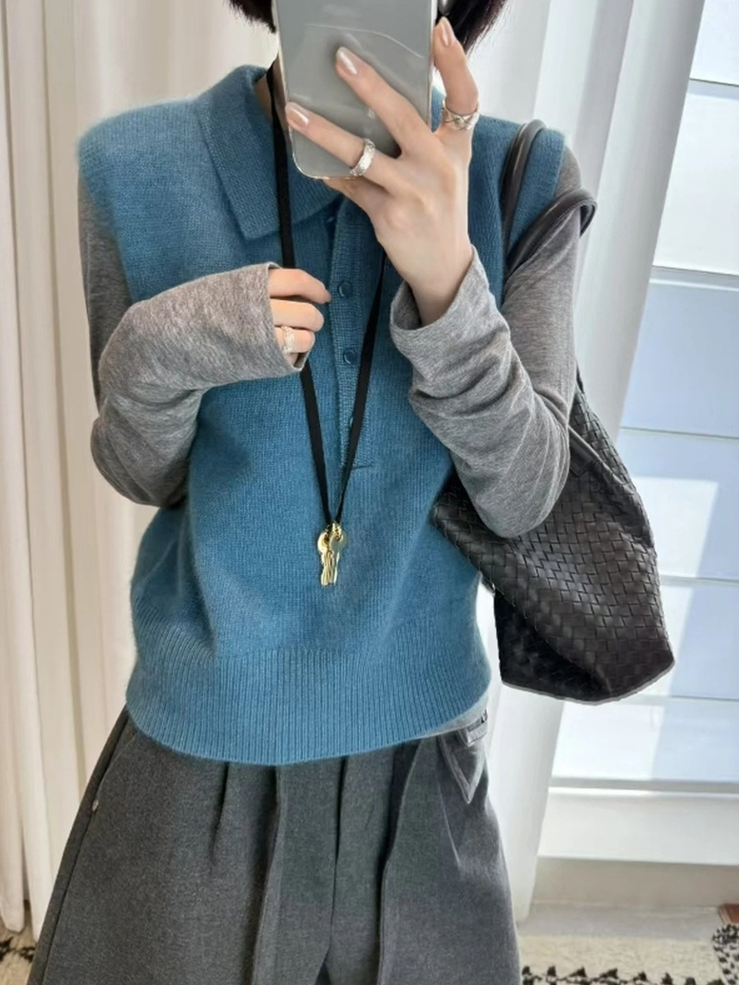 편안한 단색 레이어드 베스트 2025 가을 슬림핏 패셔너블 니트 탑 안티에이징 디자인 감각