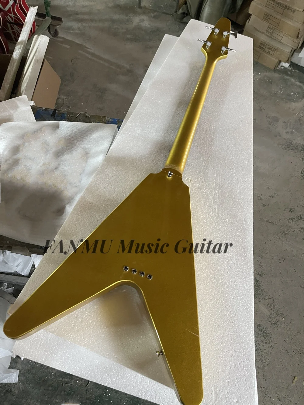4-string golden bass, high-quality bridge, black pickup board, maple neck through solid wood body, chrome hardware, customizable