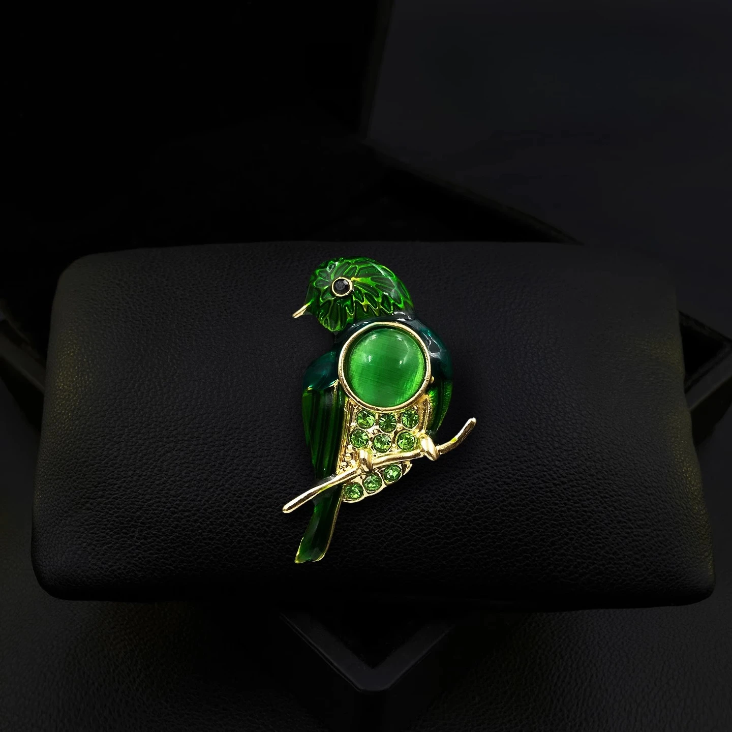 Strong Magnet Enamel Bird Brooch No Sewing Traceless Luxury Green Animal Pin Clip Fixer Vintage Elegant Accessory Jewelry 2117