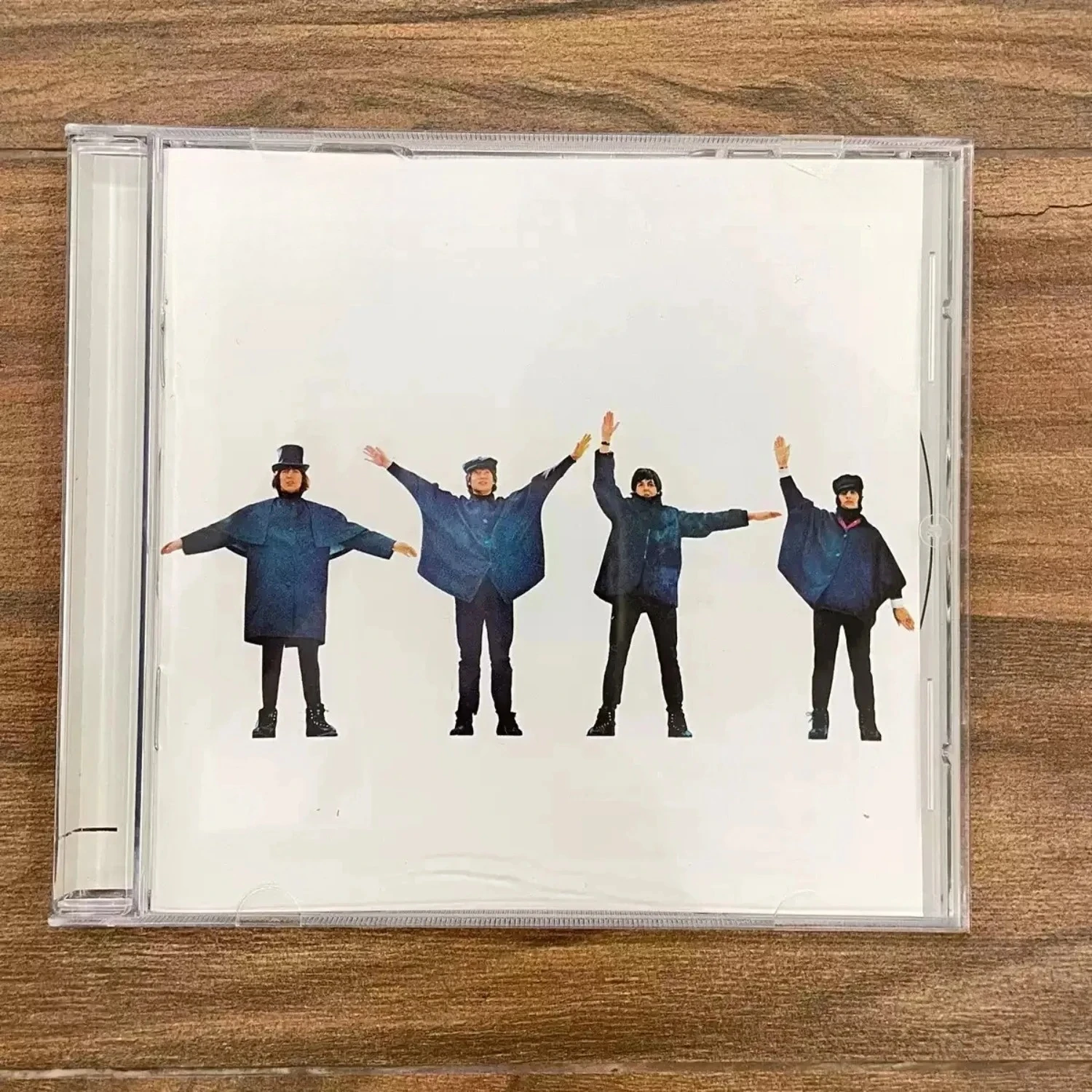 CD audio pop rock classique britannique vintage des années 60, couverture artistique avec quatre portraits dessinés à la main, disque musical haute fidélité
