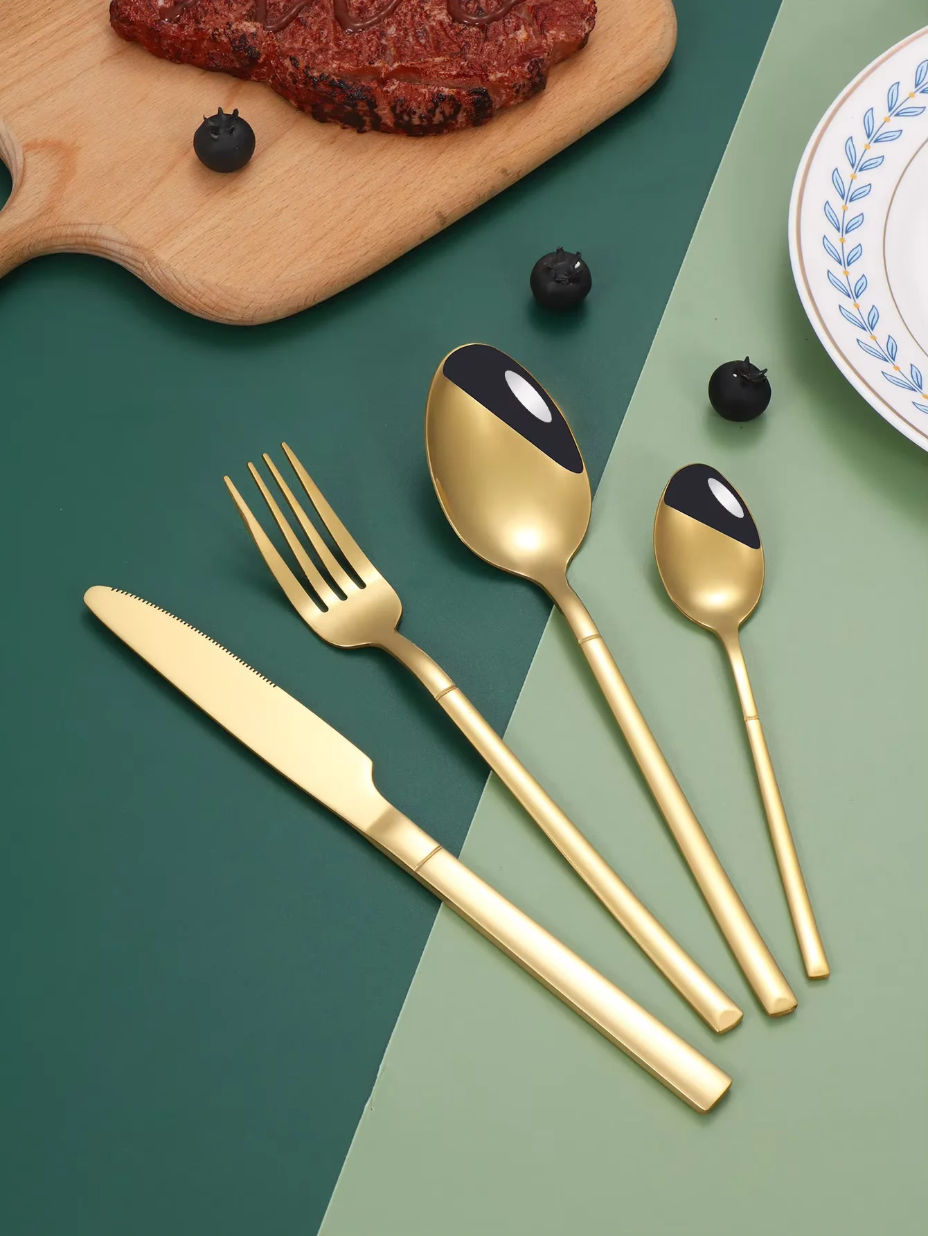 4-piece stainless steel cutlery set, including knife, fork, spoon and dessert spoon, with many colors to choose from.