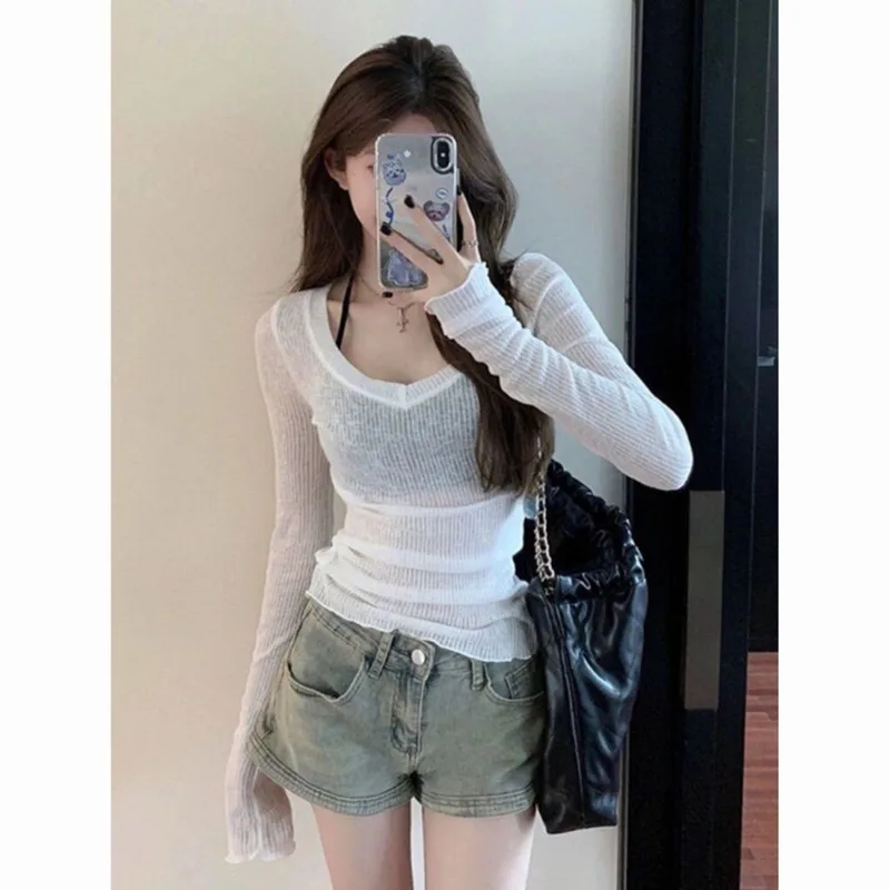 アメリカンスタイルのVネック長袖Tシャツ レディース 秋デザイン スリムフィット ニット 日焼け止め 薄手 カバーアップ