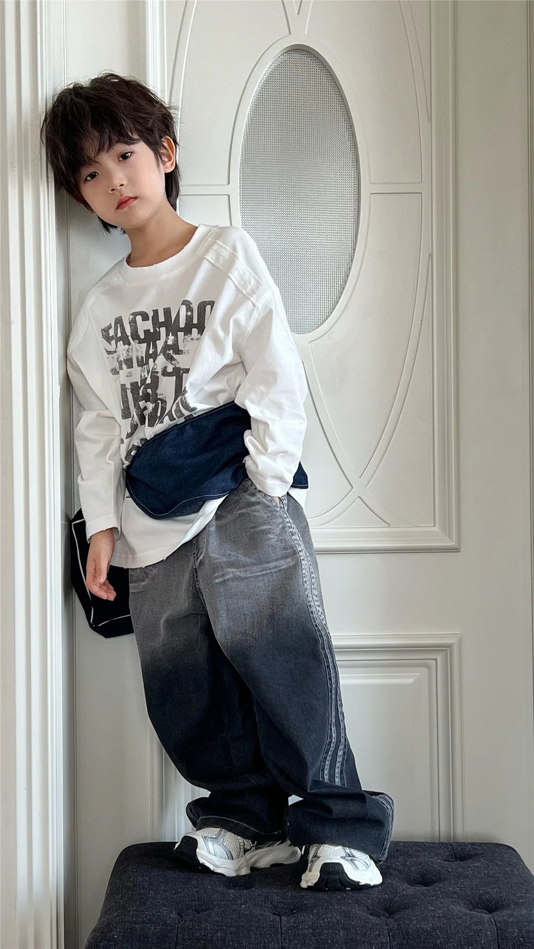 تي شيرت أساسي للأطفال لخريف 2025 بأكمام طويلة مع حواف مزركشة وأشرطة كتف من القطن الخالص طبقة أساسية أنيقة للأولاد