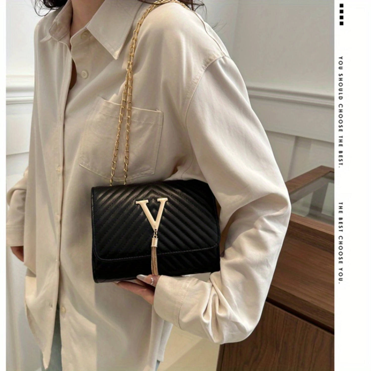 Bolsa crossbody acolchoada de couro PU elegante com borla