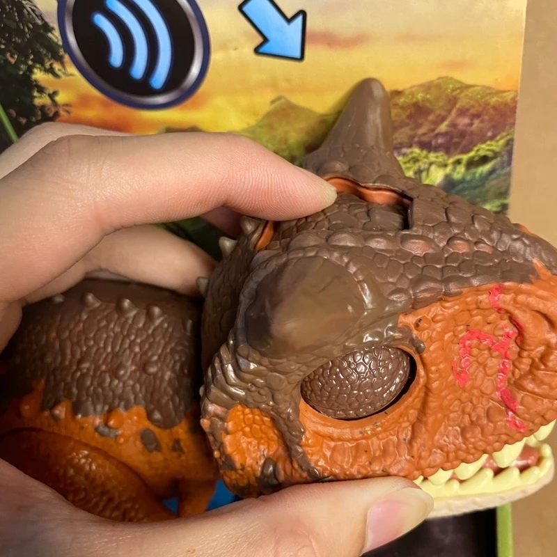 Jurassic World Chibi Carnotaurus Pvc วัสดุ Interactable เสียงกินเนื้อไดโนเสาร์เดสก์ท็อปเครื่องประดับของเล่นเด็กของขวัญ