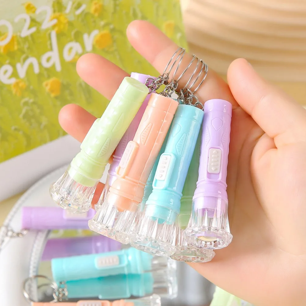 12 Stück Mini-LED-Taschenlampen im Macaron-Stil mit Schlüsselring, tragbare Taschenlampe in verschiedenen Farben, zufällige Farbe, kleine Geschenke für Kinder, Preise