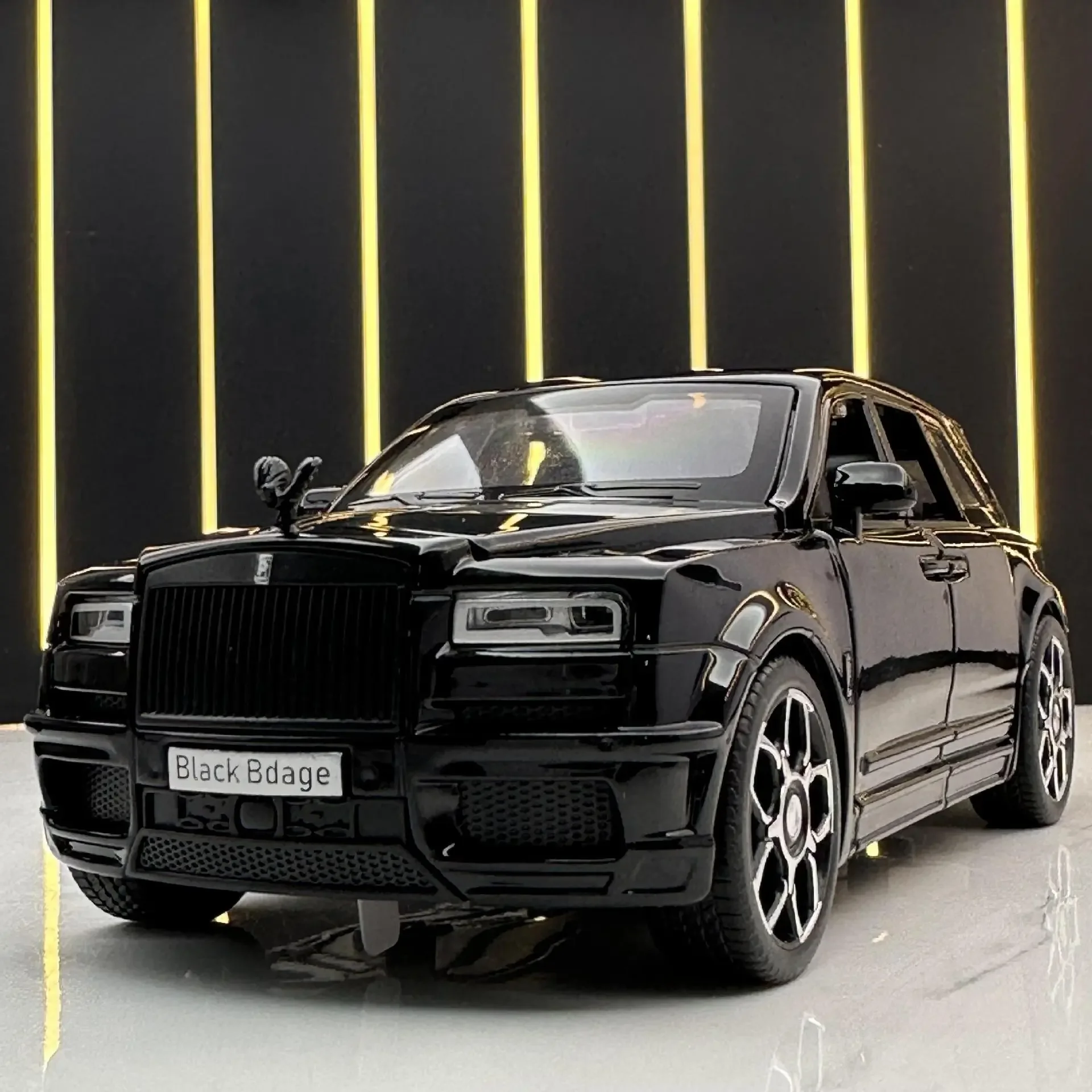 

1:32 Rolls Royce Cullinan, высокая имитация литья под давлением, модель автомобиля из металлического сплава, звуковой свет, коллекция с откатным механизмом, детские игрушки, подарки