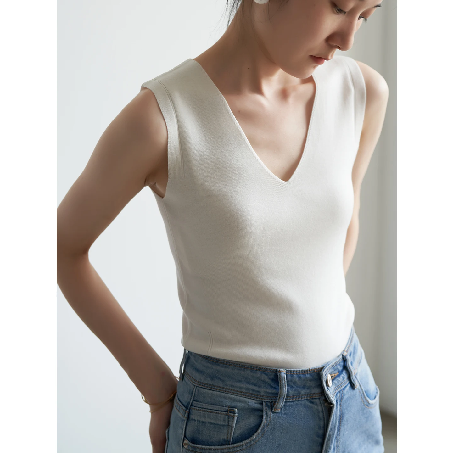 

Женский жилет Lettuce Le Sea из шелковистого хлопка, простой модный дизайн, V-образный вырез, для повседневной носки, летний, как нижний или верхний слой, прямой крой, стандартная длина