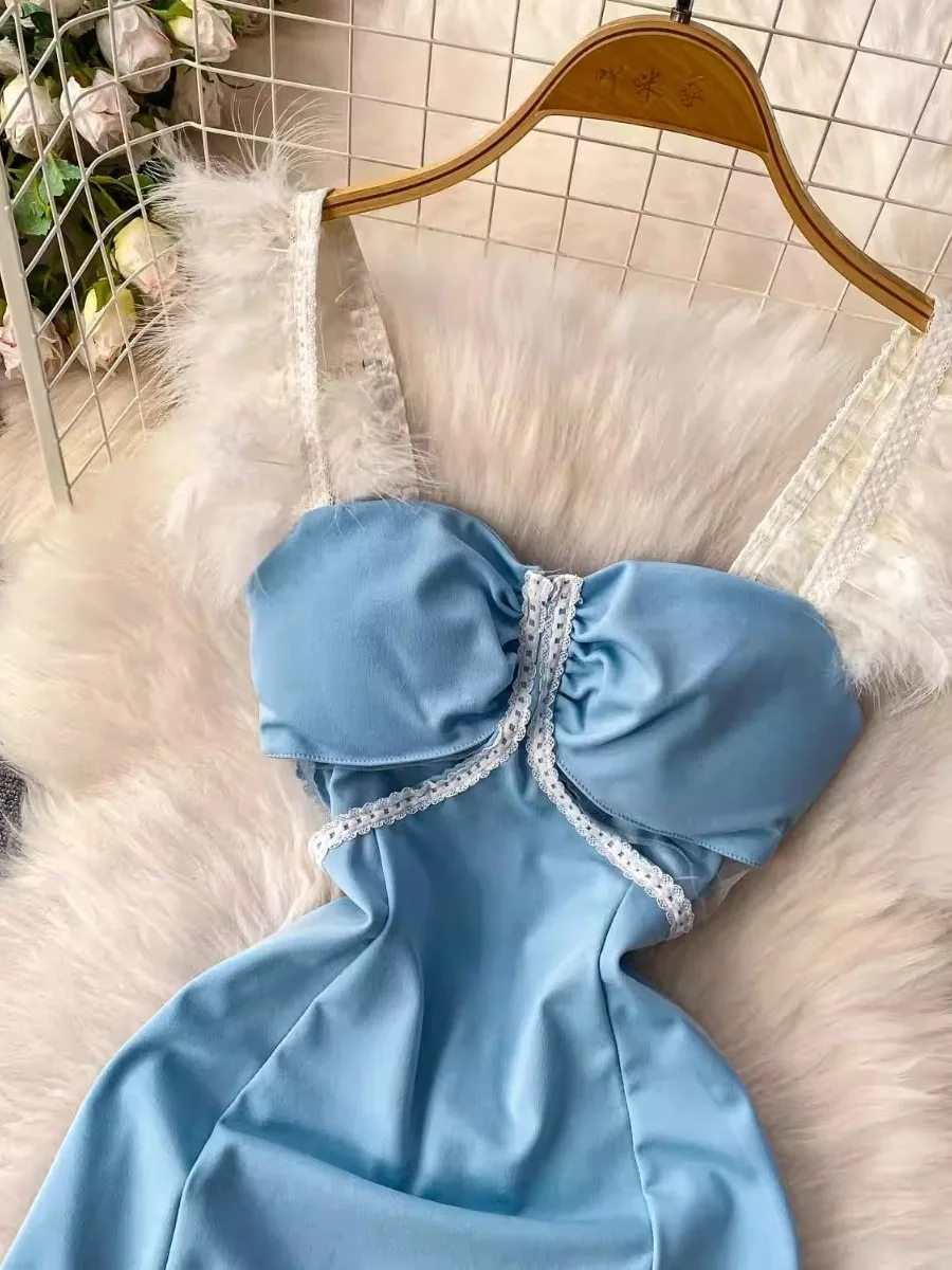 فستان Foamlina صيفي مثير بخصر نحيف ورقبة مربعة وحزام من الريش لحفلات أعياد الميلاد بدون ظهر بدون أكمام فساتين قصيرة