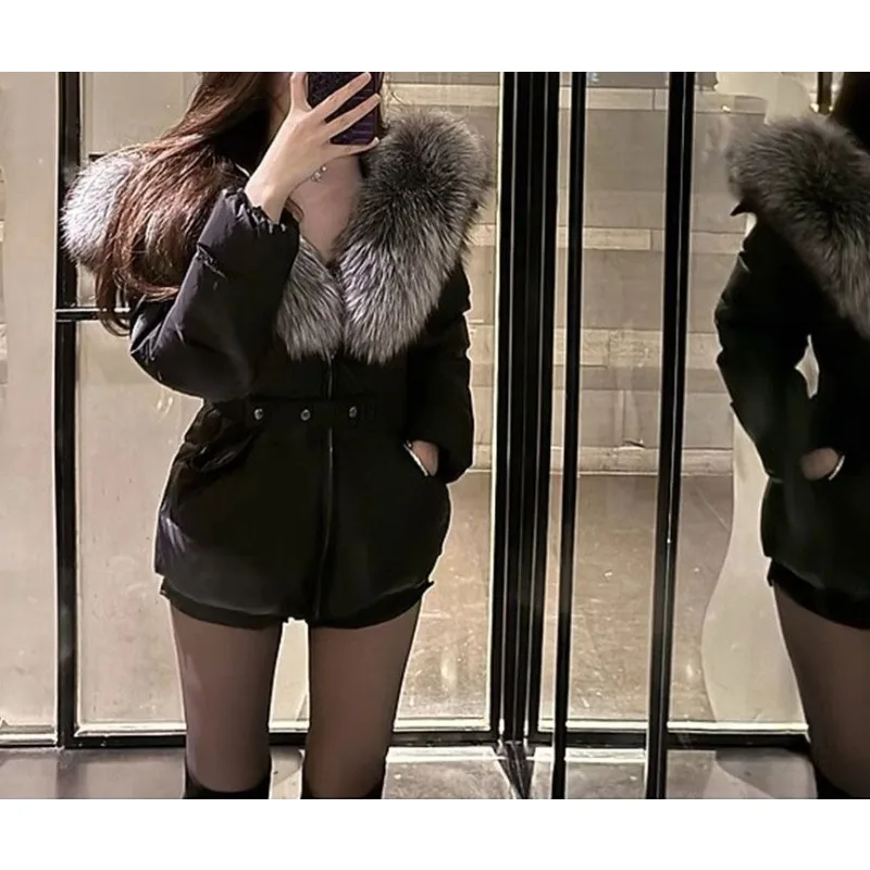 Abrigo acolchado de algodón negro para mujer, estilo corto con cuello de piel grande de piel sintética, ropa de abrigo súper bonita, moderna y ceñida a la cintura