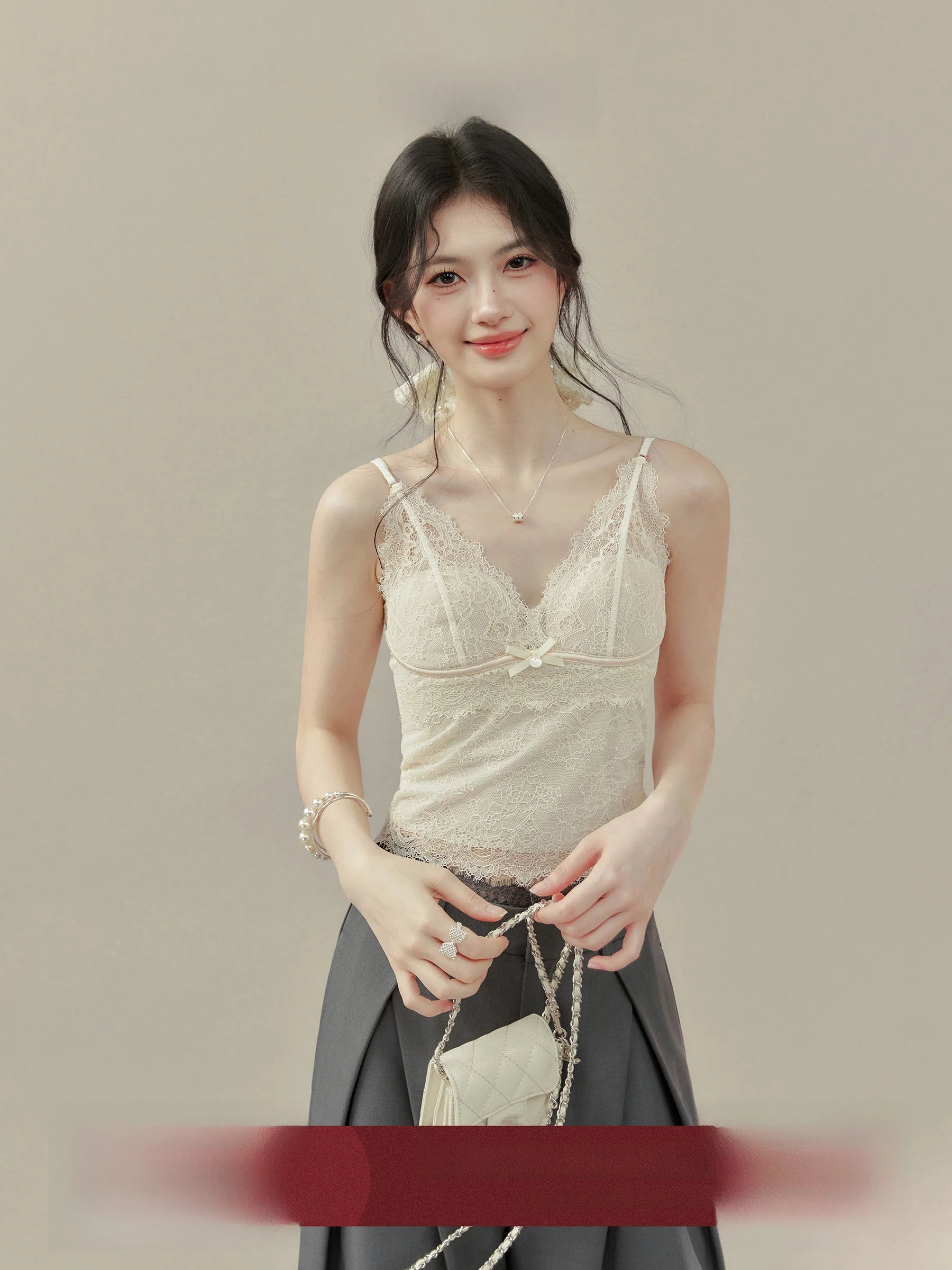 

Женская майка Ouyang Xi с кружевным узором, V-образным вырезом, облегающая, укороченная, повседневная, весенняя новинка