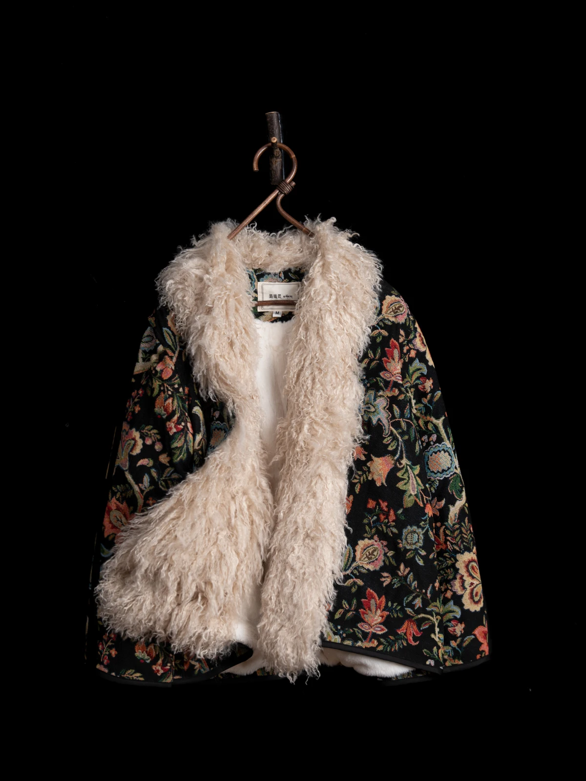 

Женская утепленная зимняя куртка из хлопка с воротником из тибетского меха ягненка, V-образный вырез, длинный рукав, укороченная, в стиле ретро, с принтом под масляную живопись