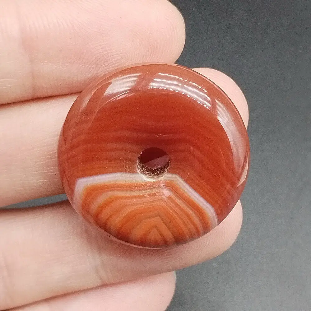 Certyfikowany czerwony naturalny agat chalcedonowy rzeźbiony wisiorek w kształcie koła bezpieczeństwa w kształcie pączka