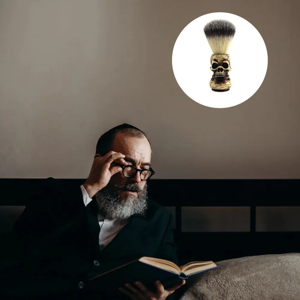 

1 шт. Мужская щетка для бороды с ручкой в виде черепа, прочная ручка, компактный размер, идеально подходит для путешествий, для бритья, для очищения лица, подарок для него