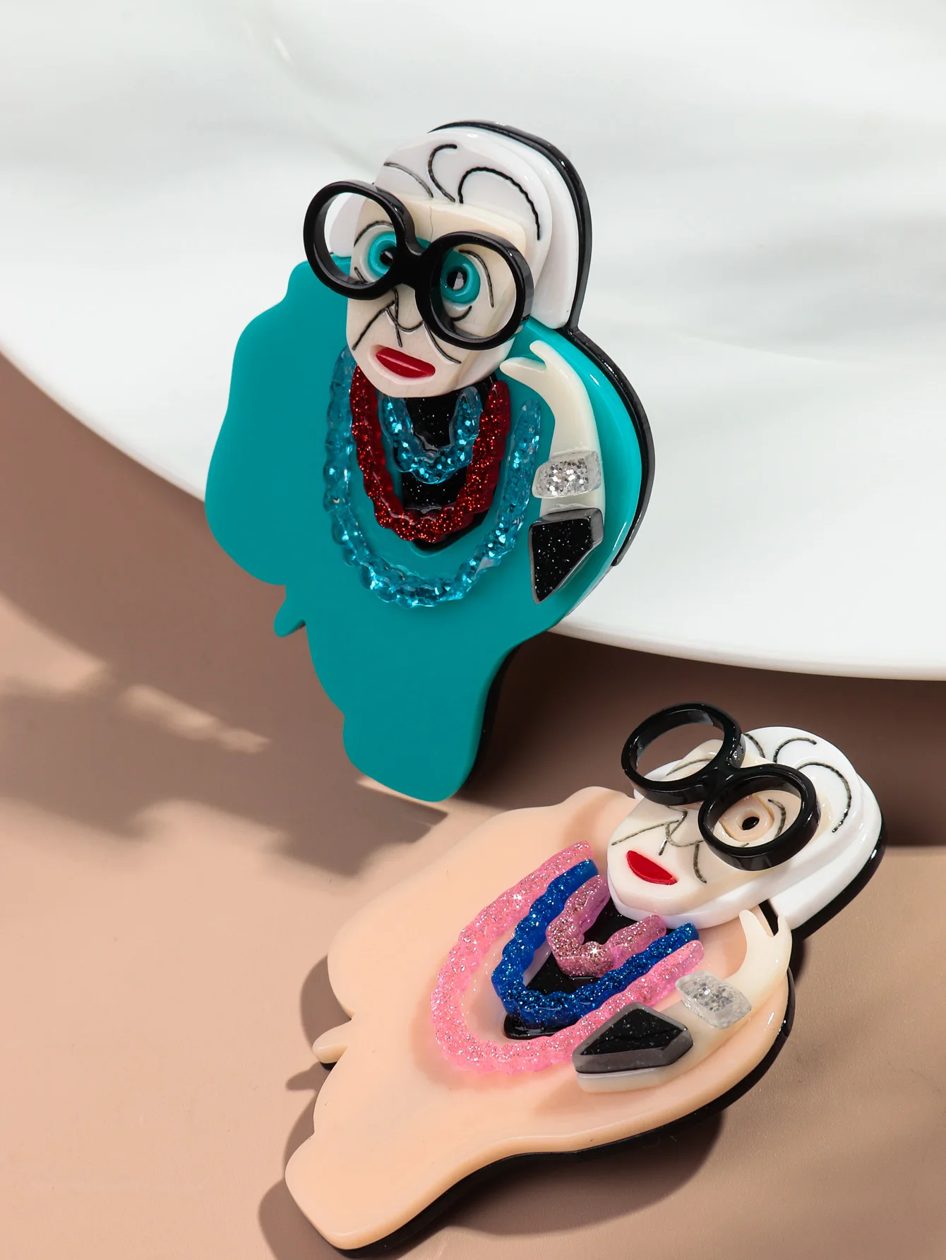 جديد الكرتون مجردة نظارات الجدة الاكريليك دبابيس للنساء 2-ألوان راتينج لطيف الجدة الشكل شارة دبابيس هدية مجوهرات عادية #4