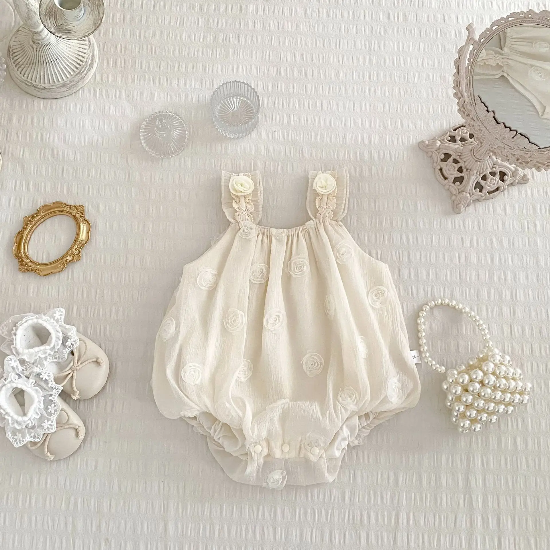 2025 nieuwe baby-zomerjumpsuit met hoogwaardige rozenbreteltas en scheetkleding voor babymeisjes, honderd dagen klimpak