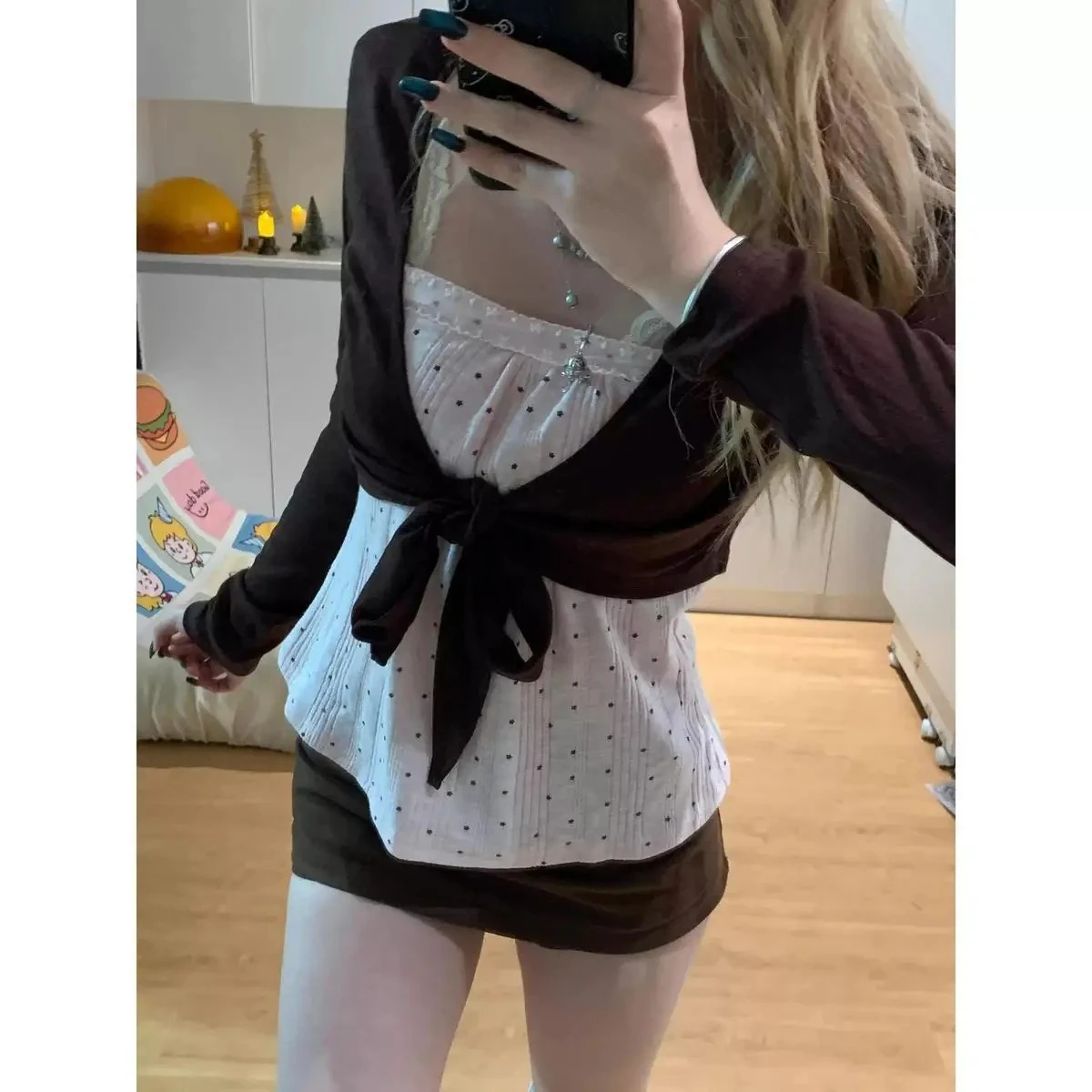 Koreanische schicke Freizeit-Zweiteiler für Damen: Polka-Dot-Camisole und brauner Strick-Cardigan mit Bindeband – Süße Layering-Sommeroutfits 2026