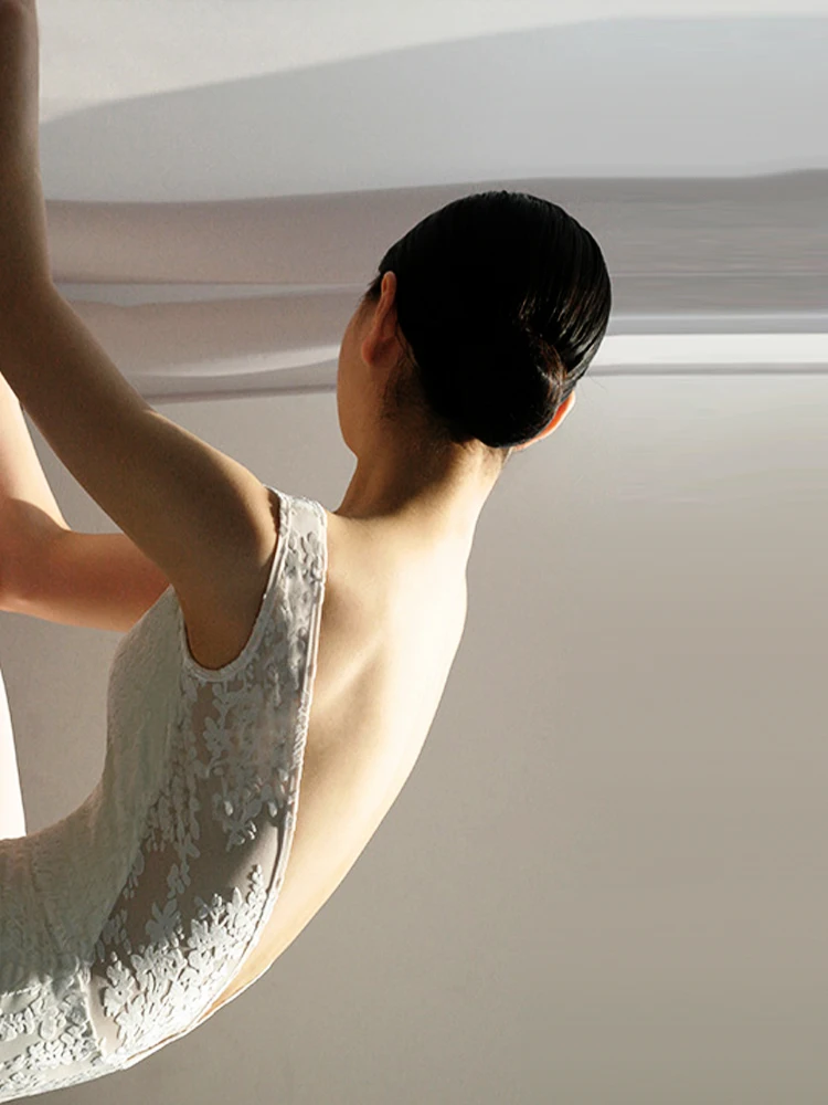 Dziewczęcy baletowy trykot z koronkowym wzorem kwiatowym, wysokim kołnierzem i odkrytymi plecami, styl retro gimnastyczny, kostium baletowy, taniec