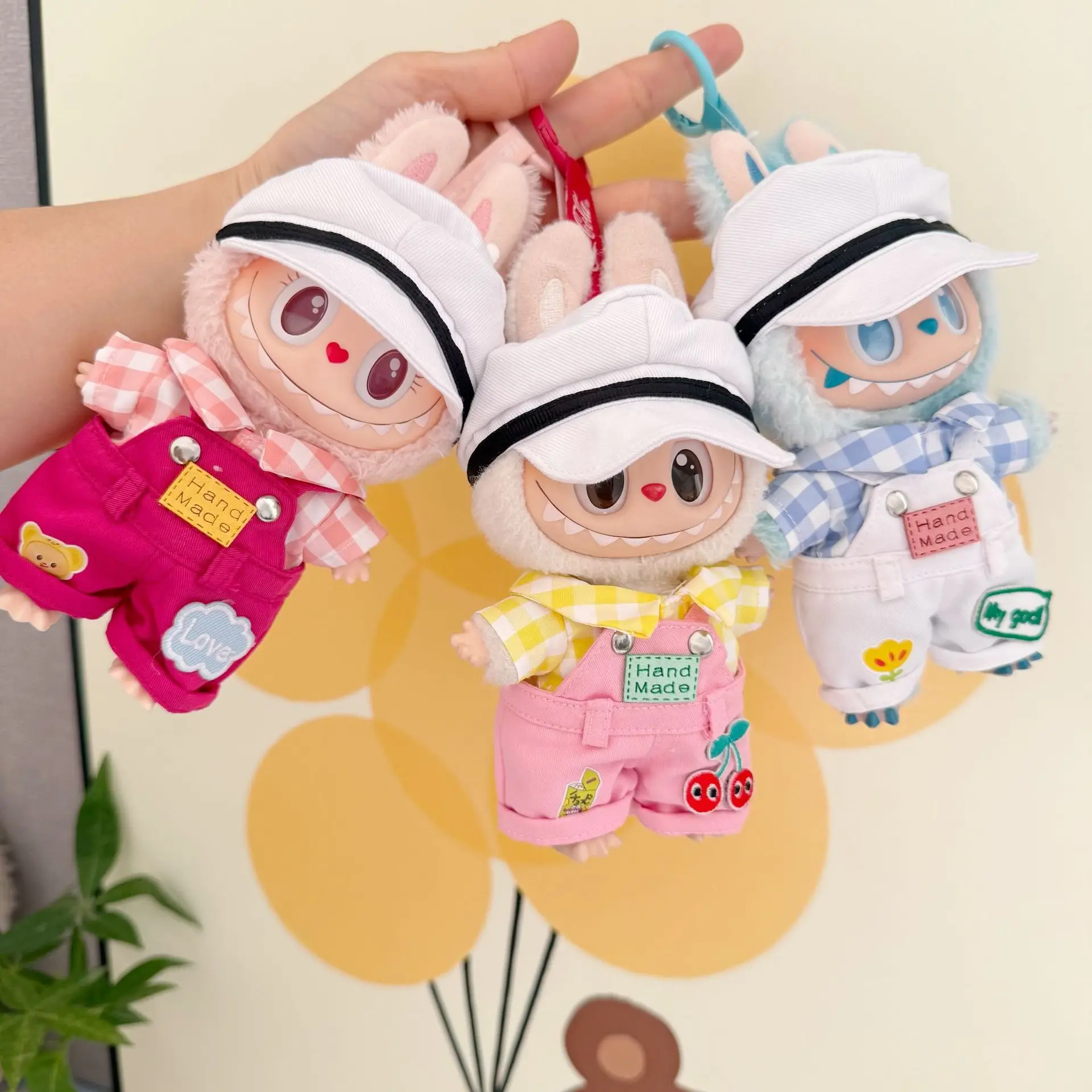 1世代～3世代のラビュブ用ドール服 15/17cm マルチカラーチェック柄シャツ サスペンダーパンツ 帽子セット – 漫画風遊び心のあるスタイルの衣装