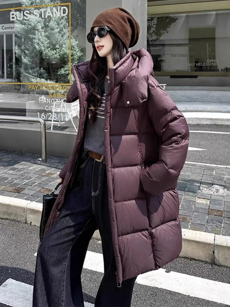 سترة نسائية شتوية جديدة متوسطة الطول لعام 2025 سترات كورية فضفاضة وسميكة ودافئة ومقاومة للبرودة موضة 90 معطف منتفخ على شكل بطة بيضاء