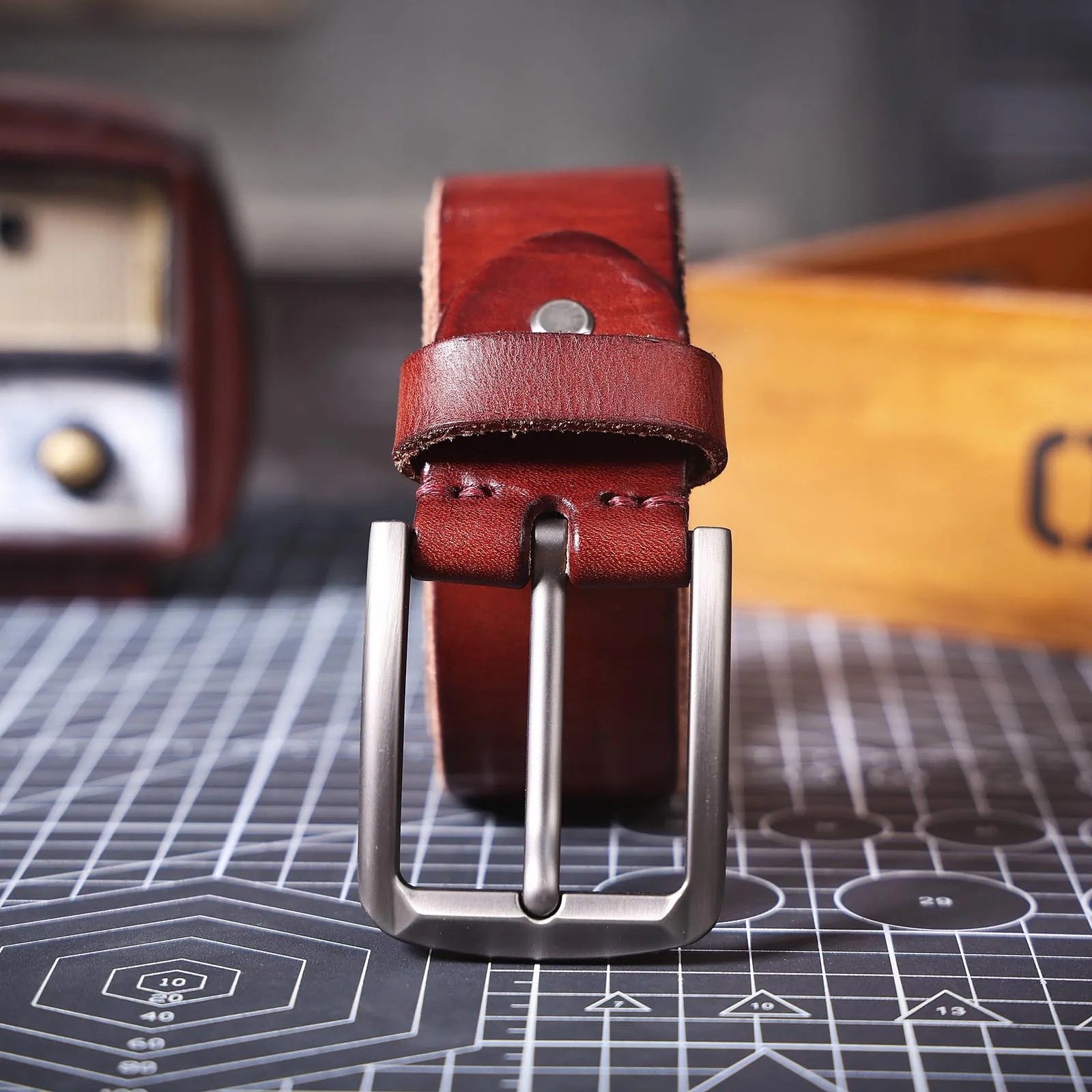 S.WORKER Klassischer Herrengürtel aus echtem Leder mit Dornschließe aus Legierung, Oberschicht aus Rindsleder, Retro-Freizeitgürtel für Jeans mit Geschenkbox – Detail 24