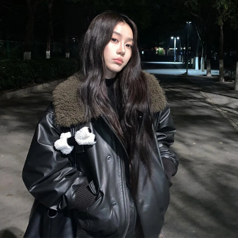 

Женская куртка-пуховик из искусственной кожи и воротника шерпы в винтажном стиле — роскошное утолщенное зимнее пальто с контрастной вставкой, теплый дизайн