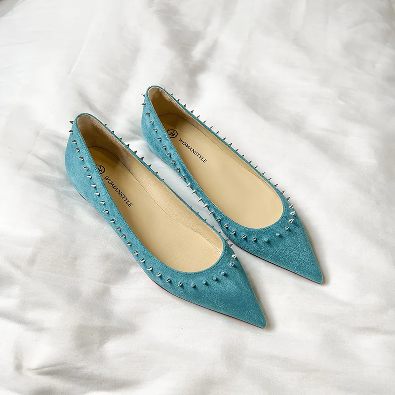 

Новинка 2023 года, розовые пикантные модные удобные женские туфли из гладкой кожи на плоской подошве с заклепками и острым носком