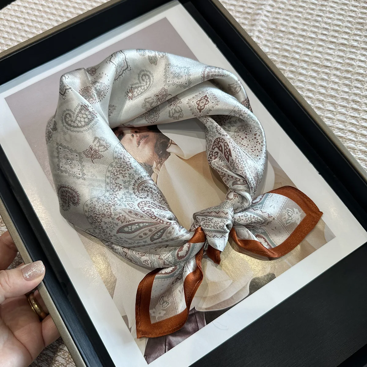 

Шелковая бандана из 100% шелка для женщин, с принтом бежевых цветов кешью, высококачественная, из тутового шелка, головной убор, хиджаб, шаль, маленький квадратный платок, 53 см