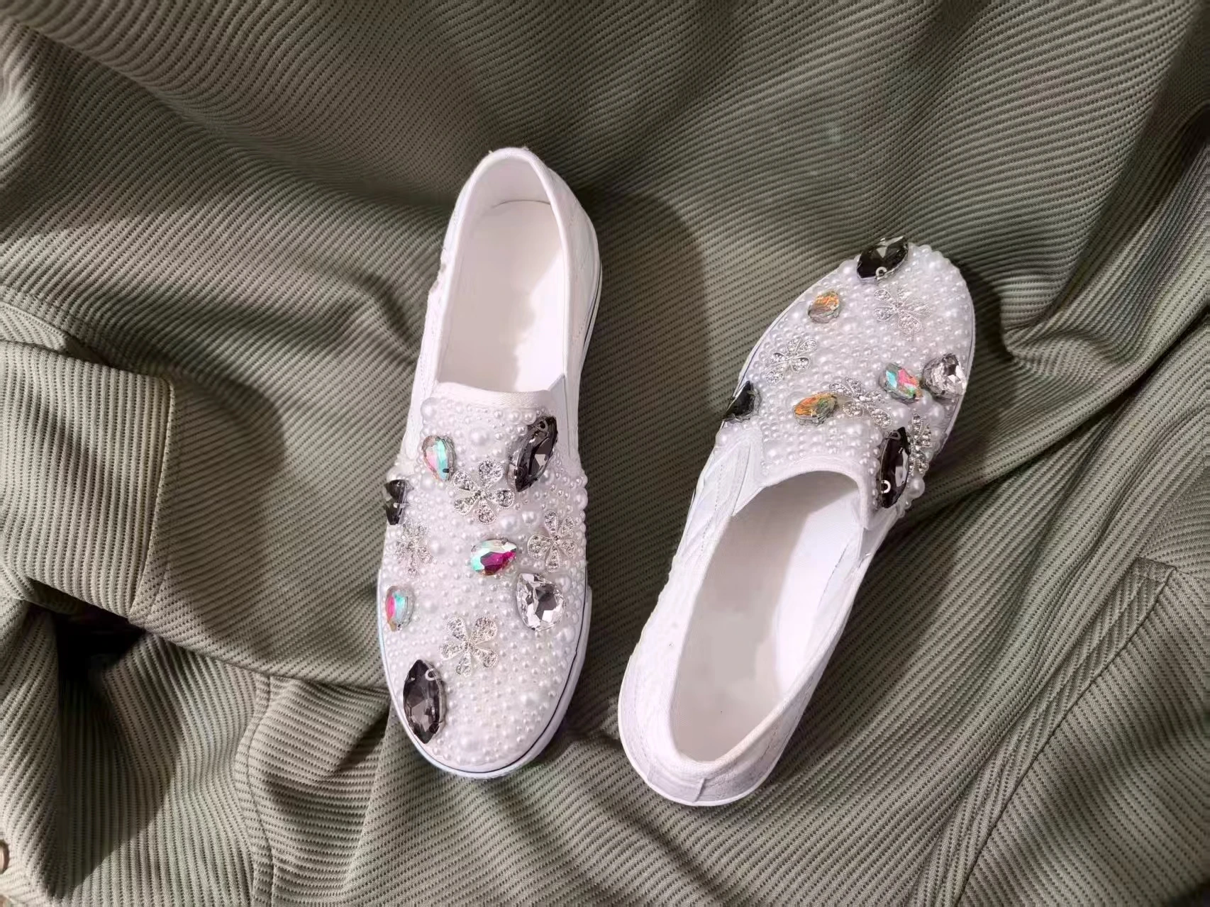 

Luxurious water diamond pearl flower low-top canvas shoes, white large-sized women's thick-soled board shoes 35-40