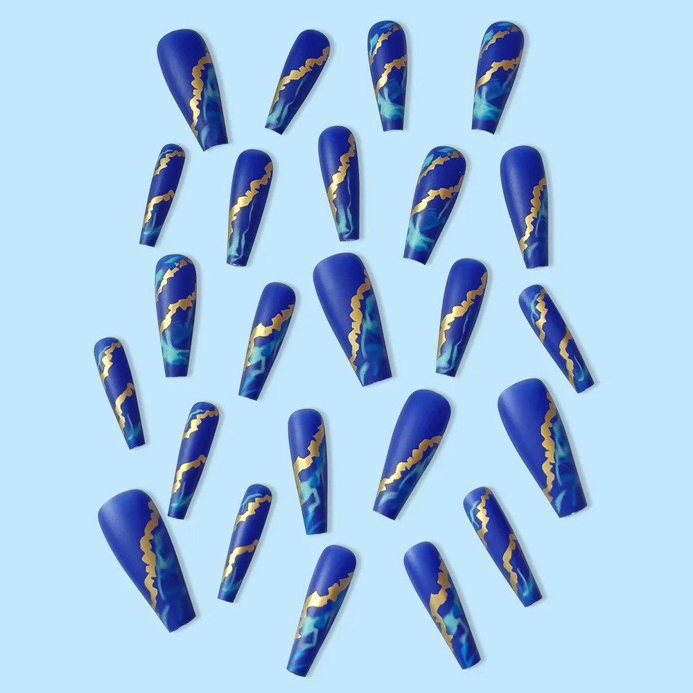 24 قطعة من الضغط المربع الطويل على الأظافر - خطوط غير منتظمة من رقائق الذهب مع أشكال لهب زرقاء عميقة |   أسلوب الحرفي الفاخر
