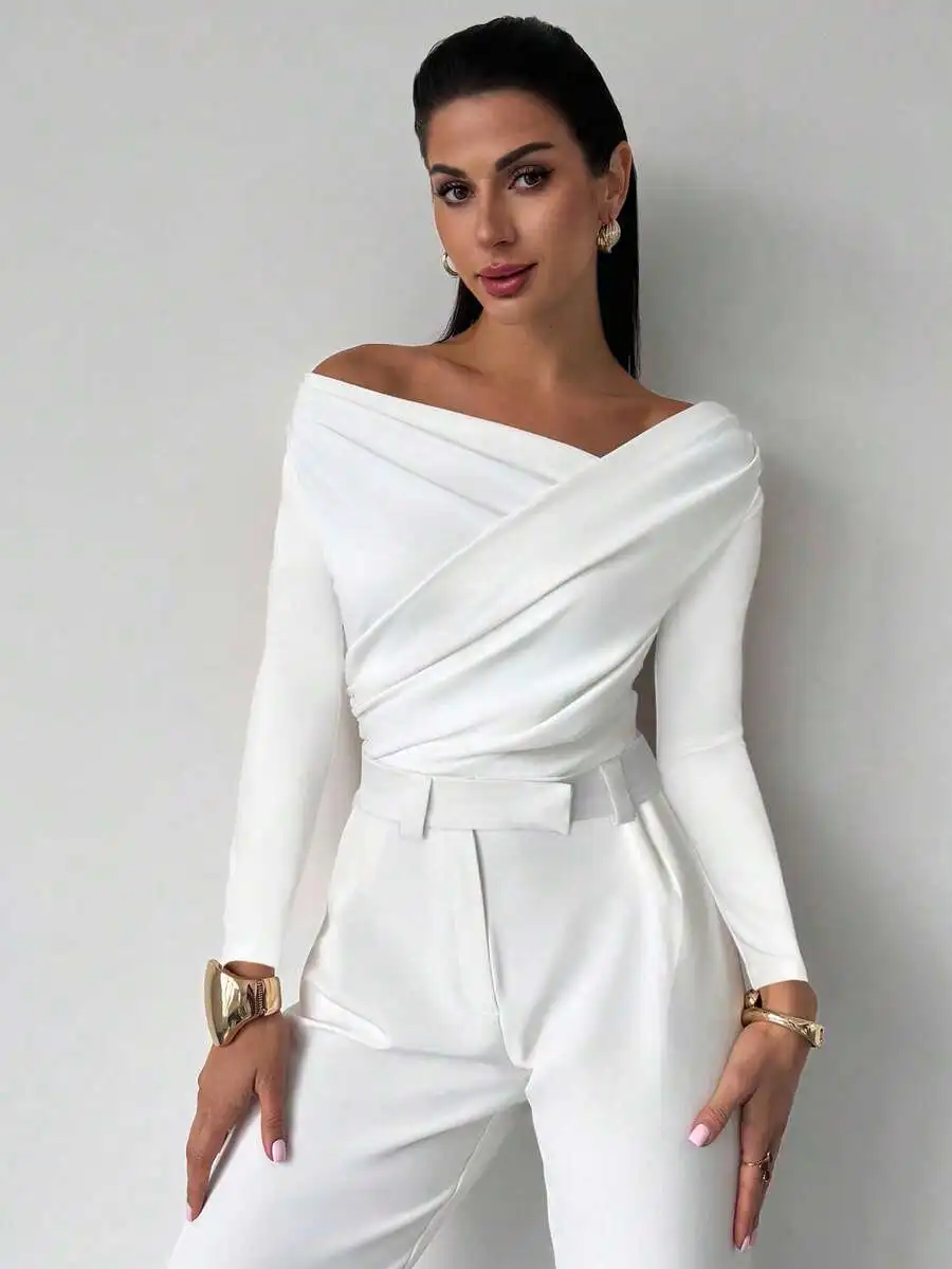 

Женский асимметричный укороченный белый топ с драпировкой, длинными рукавами и поясом на талии