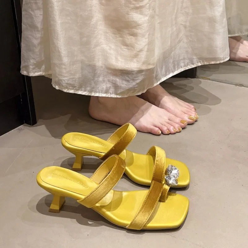 

2026 Summer New Velvet Sandals Women's Comfortable Outside Wear Soft-soled Retro Temperament Toe Slippers