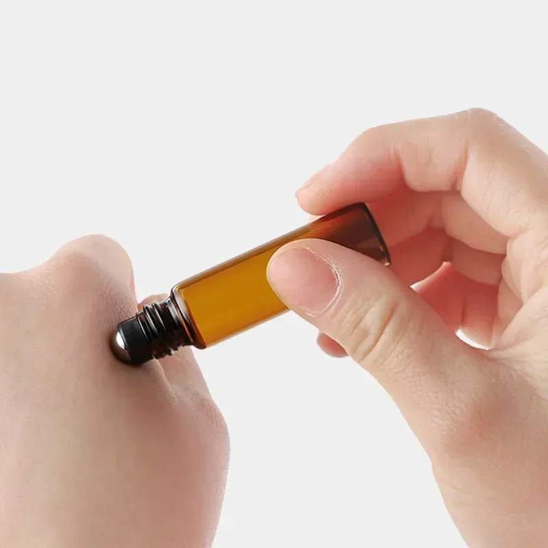 10/20 Pz 3/5/10 ml Rotolo di Vetro Ambrato Su Bottiglia Con Sfera di Metallo di Vetro Prova del Campione Fiale di Olio Essenziale Bottiglie Riutilizzabili di Profumo