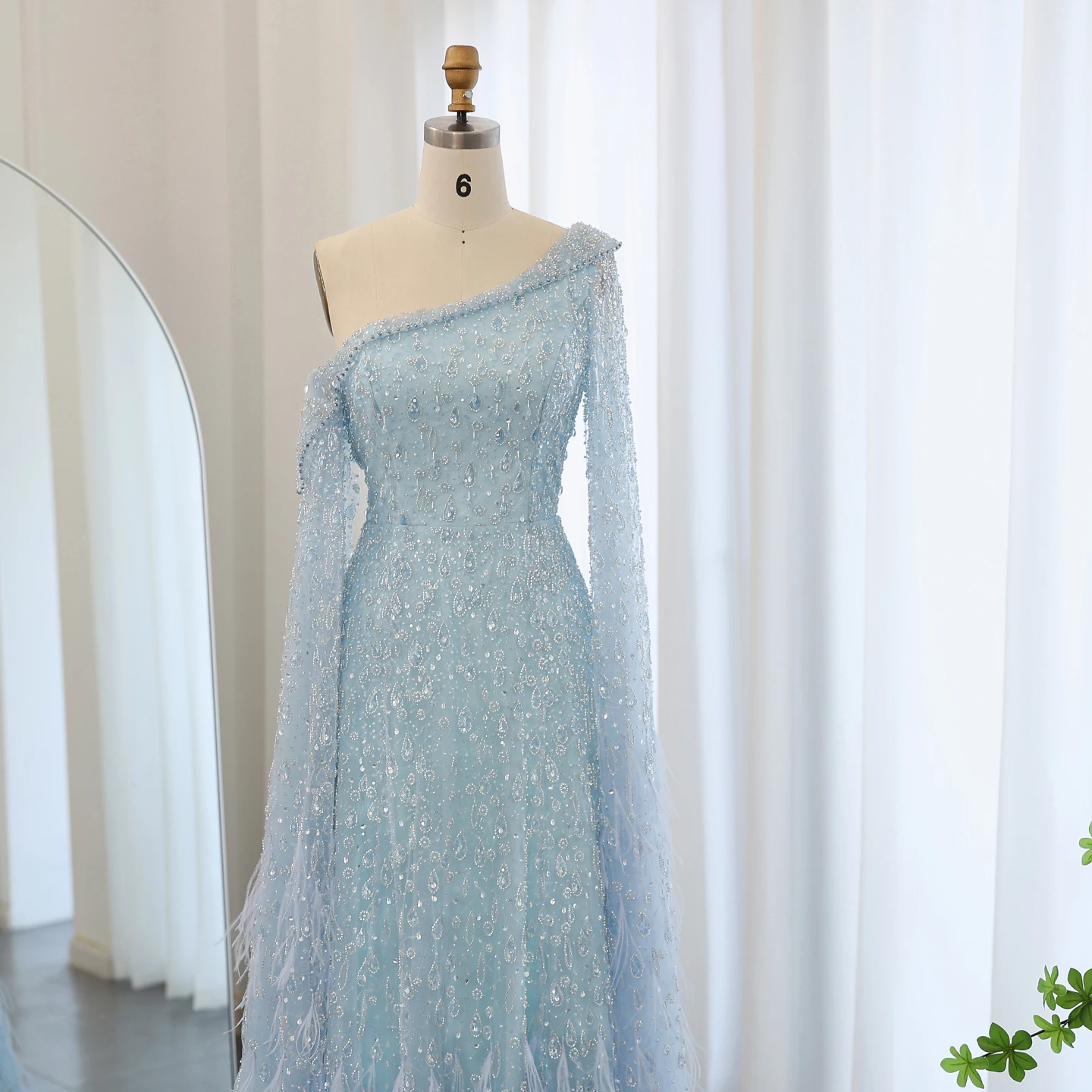Sharon Said Luxuriöses Federkleid mit einer Schulter und Cape-Ärmeln in Roségold und Flieder für Hochzeitsfeiern, Modell SS438, Maßanfertigung – Detail 13