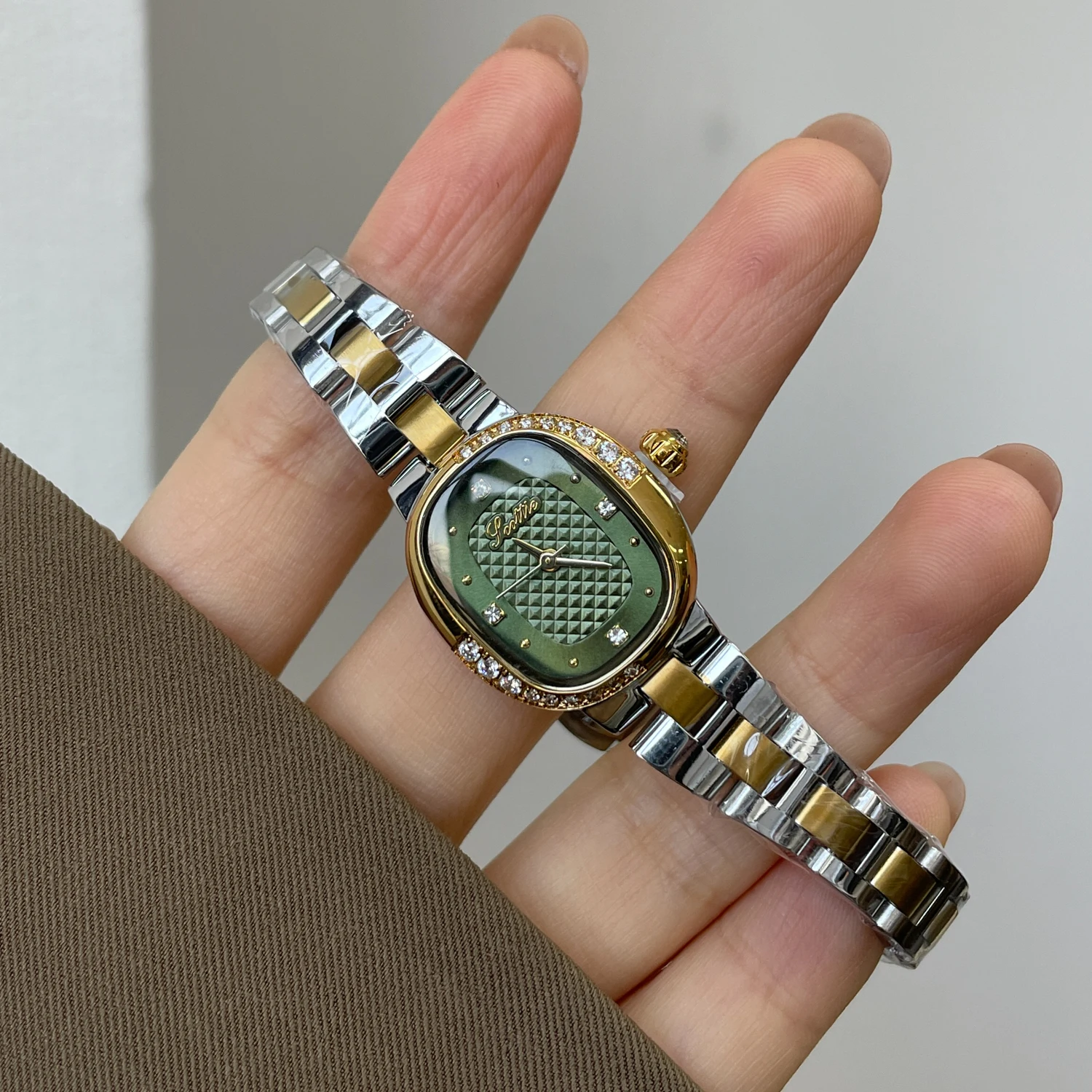 CILOA New Fashion Small Exquisite Women's Stainless Steel Band Quartz Waterproof Watch, Suitable for Party, Wedding & Daily Wear