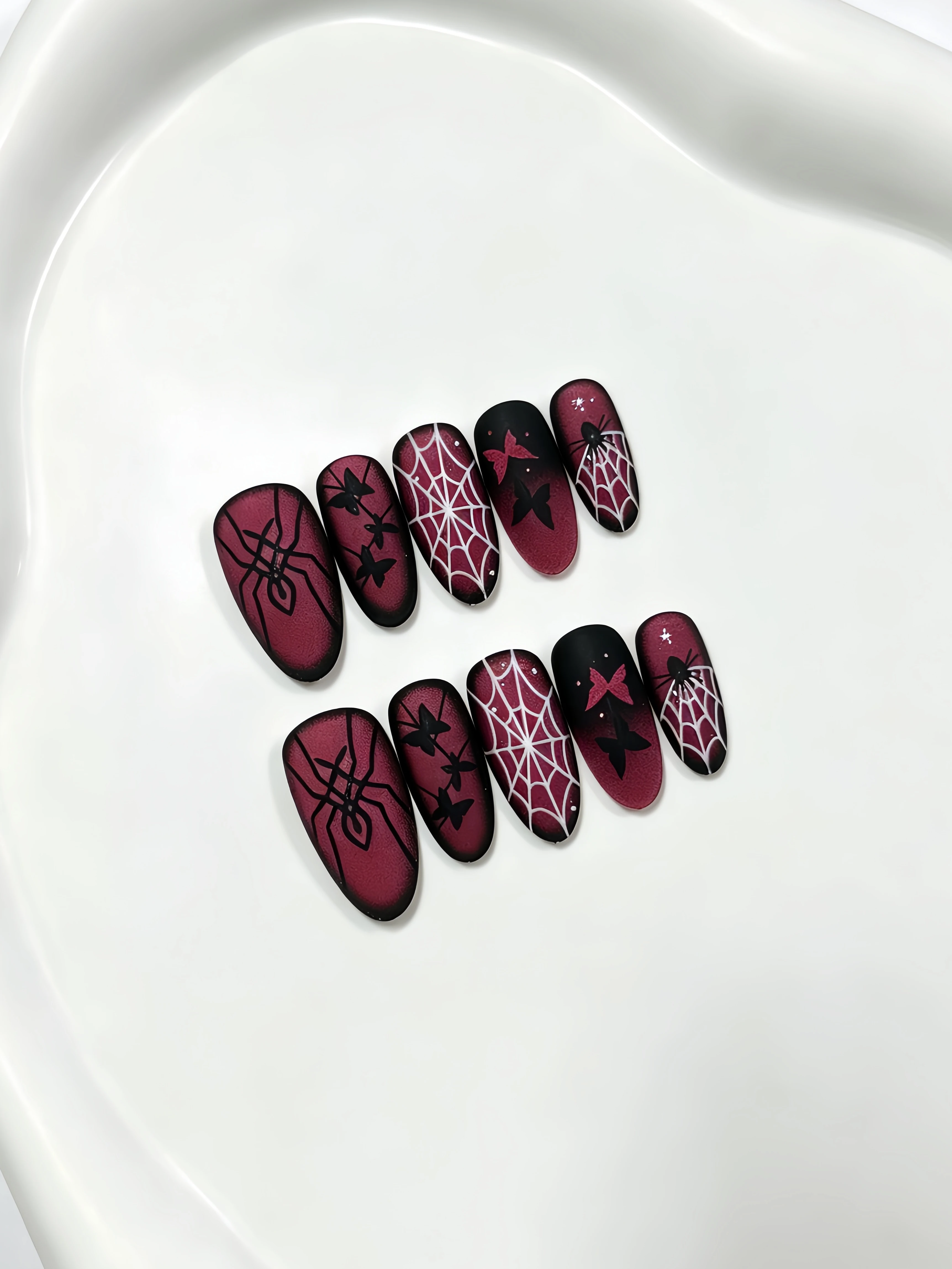 10枚入りミディアムレングスのアーモンド型つけ爪、赤と黒のグ - Nail Art Gothic のレビューと価格