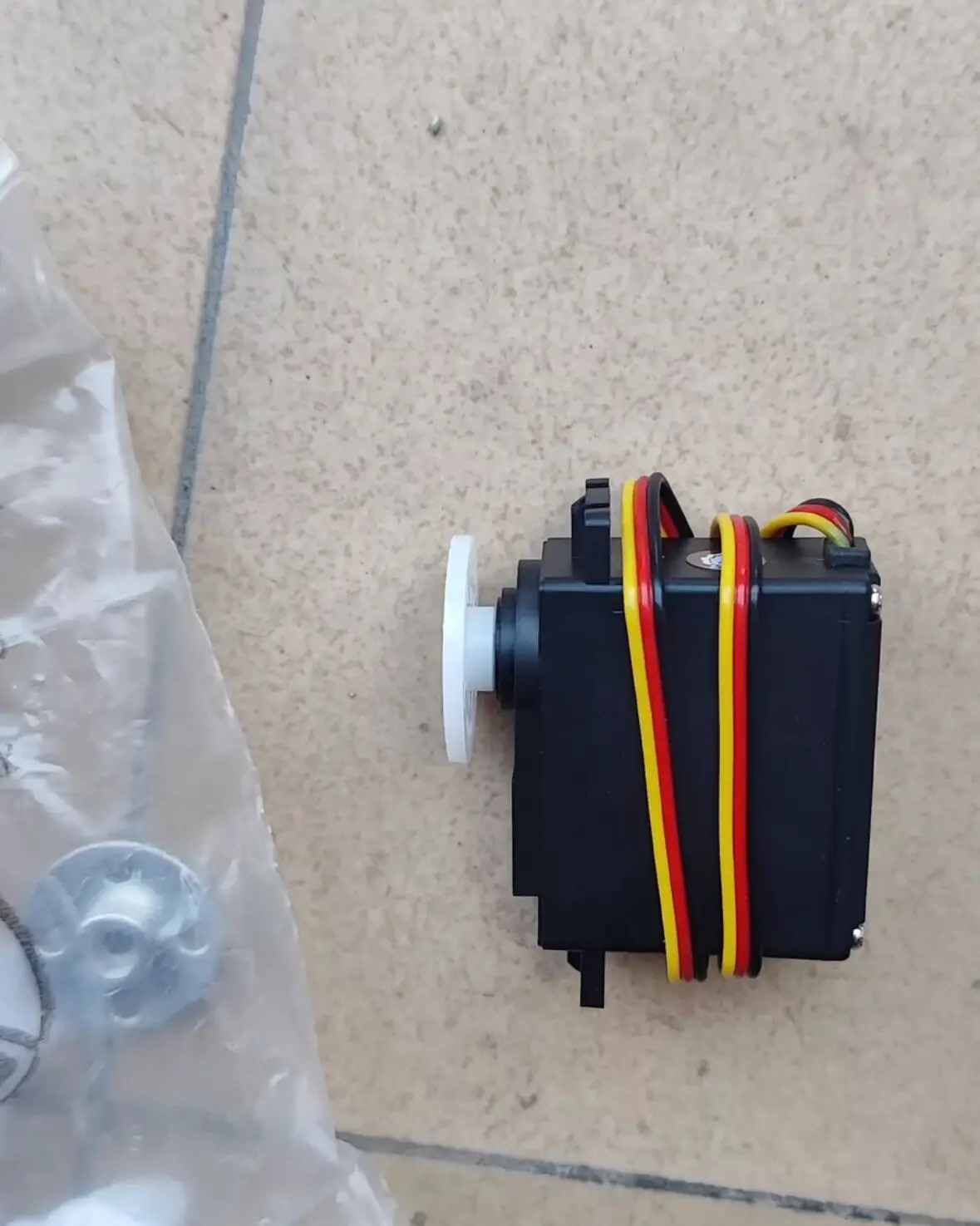 Servomoteur robotique à rotation continue HSR-1425 Hitec HSR-1425CR (41.7g, 2.8kg.cm) pour applications robotiques