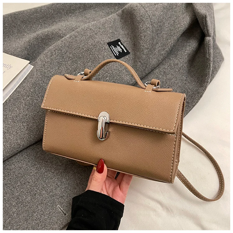 حقيبة كلاتش كروس أنيقة وبسيطة - حقيبة يد مصممة من الباريس مع شعار حرف عتيق، محفظة ركاب جلدية بلون موحد