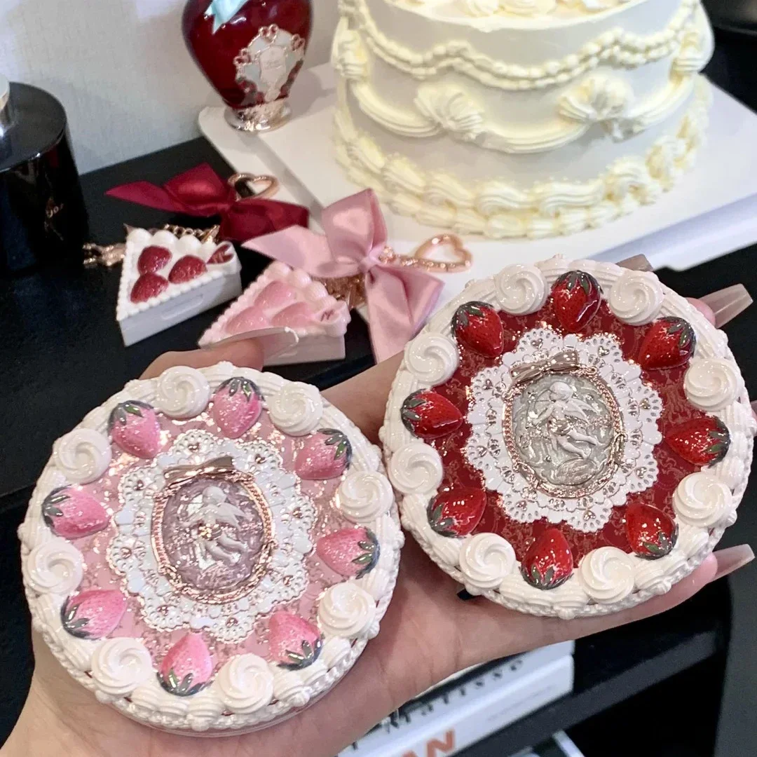 Flower Knows Polvere fissante opaca Cupido alla fragola Polvere per il viso con controllo dell'olio traslucido a lunga durata per sfocatura dei pori Finitura morbida