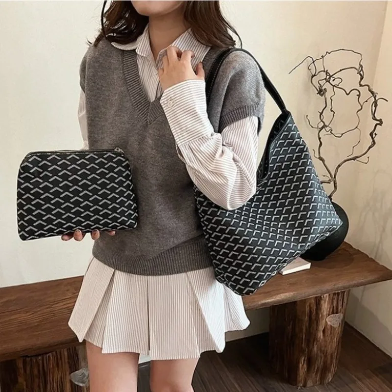 

Женская сумка через плечо для повседневного использования, специально разработанная для обычных занятий и общими потребами. Практичный дизайн.