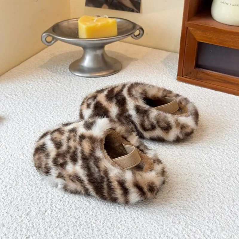 2026 الخريف الشتاء الاطفال ليوبارد طباعة فروي الفتيات النعال الحرارية عدم الانزلاق أفخم داخلي حذاء كاجوال للأطفال الطلاب