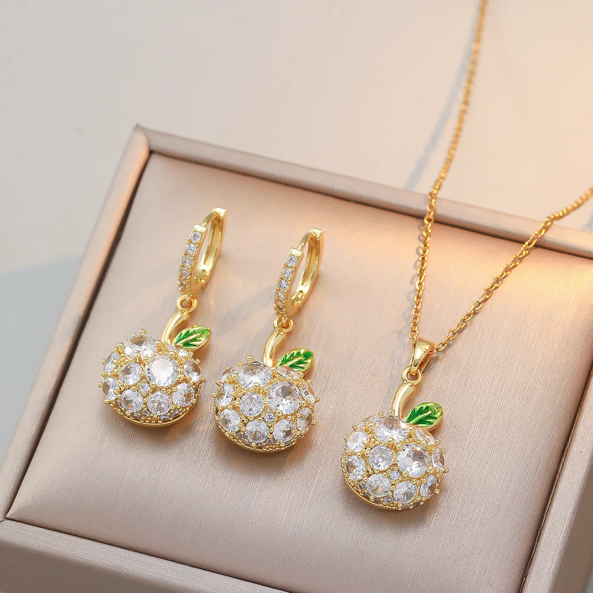 1 Piece of Cute 360° Rotatable White Fruit Orange Pendant Necklace for Women, Charming Plant Jewelry Gift
