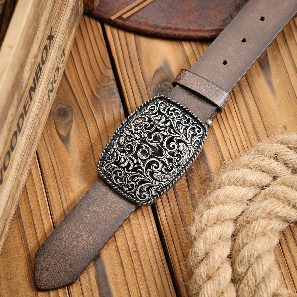 Ein Western-Schnallengürtel aus PU-Leder, geeignet für Männer und Frauen, ein einzigartiger und retro-brauner Gürtel (mit perforierten Nieten) – Detail 7