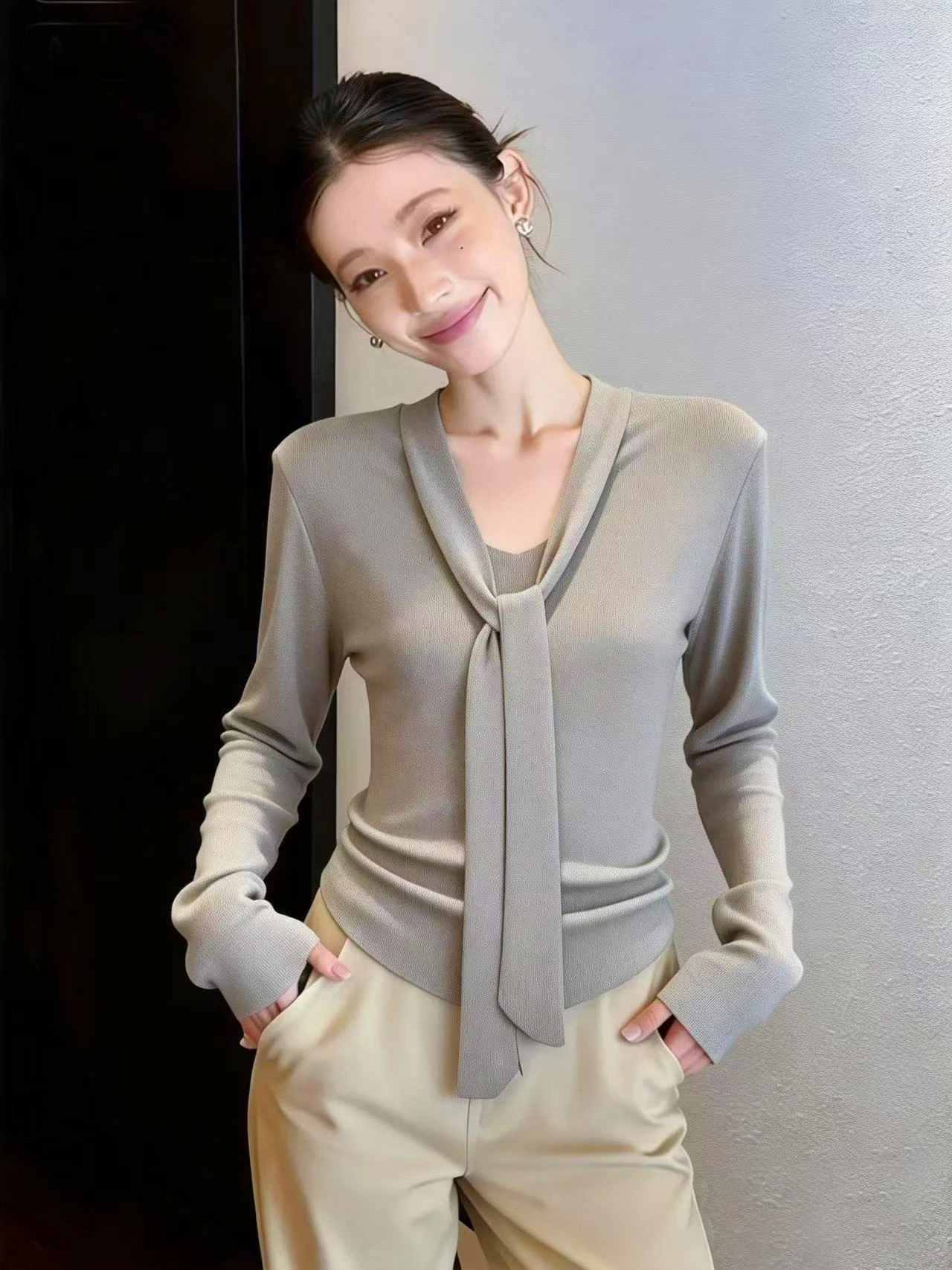 

Элегантный вязаный свитер в корейском стиле с V-образным вырезом и длинными рукавами, весенне-осенний дизайн, стильный и уникальный топ для ношения под одеждой.